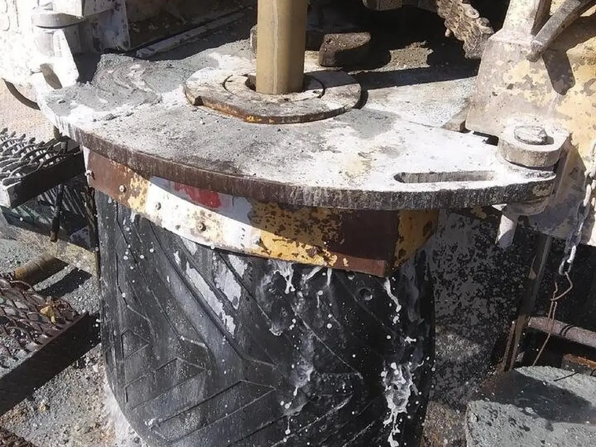 The drill table and casing during drilling